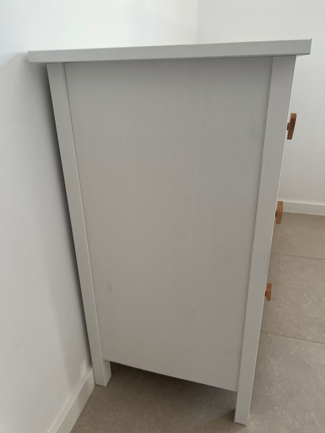 Cómoda blanca con tiradores de corazón