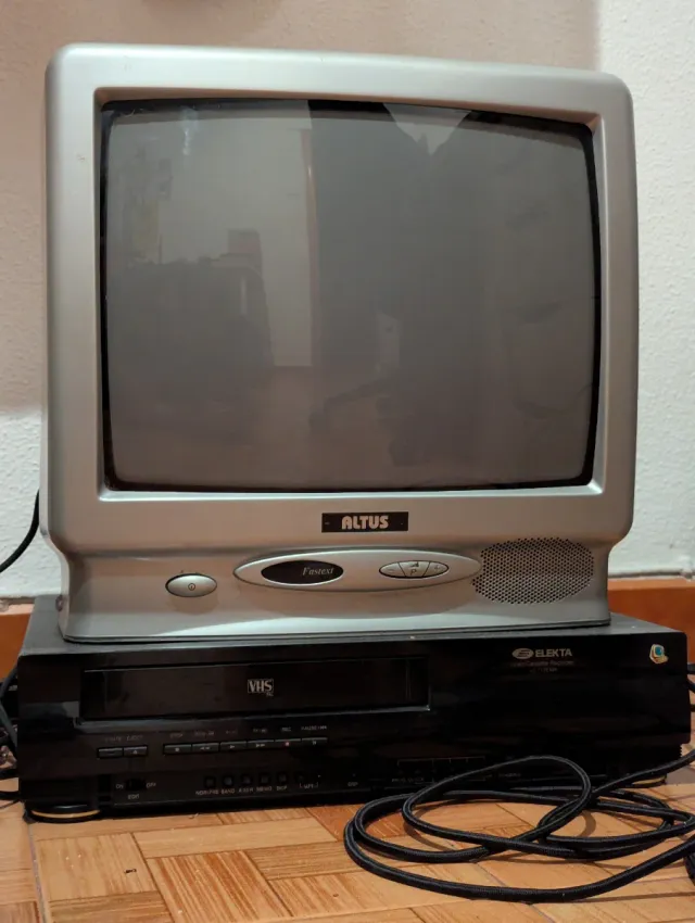 TV CRT 14 Philips + Reproductor VHS