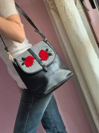 Borsa a spalla con rose rosse