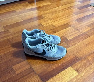 Deportivas Nike grises y negras