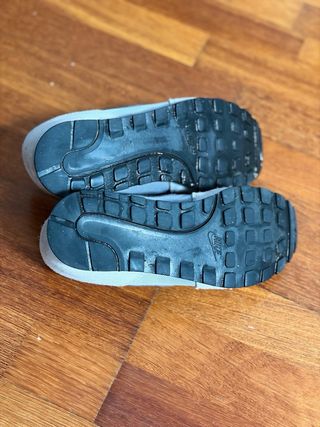 Deportivas Nike grises y negras