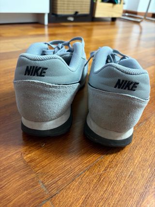 Deportivas Nike grises y negras