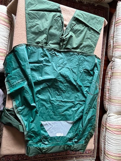 Traje de agua impermeable verde