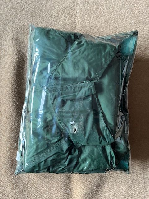 Traje de agua impermeable verde