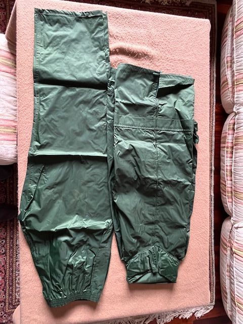 Traje de agua impermeable verde