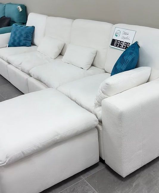 Sofá modular blanco con puff