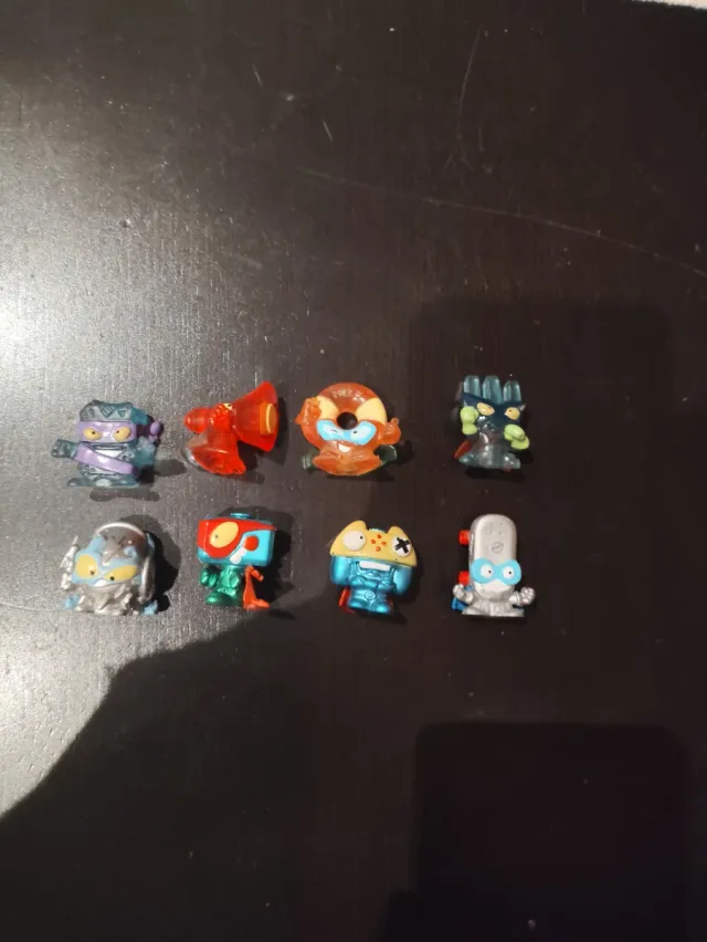 8 Figure Super Things con scatola metallica