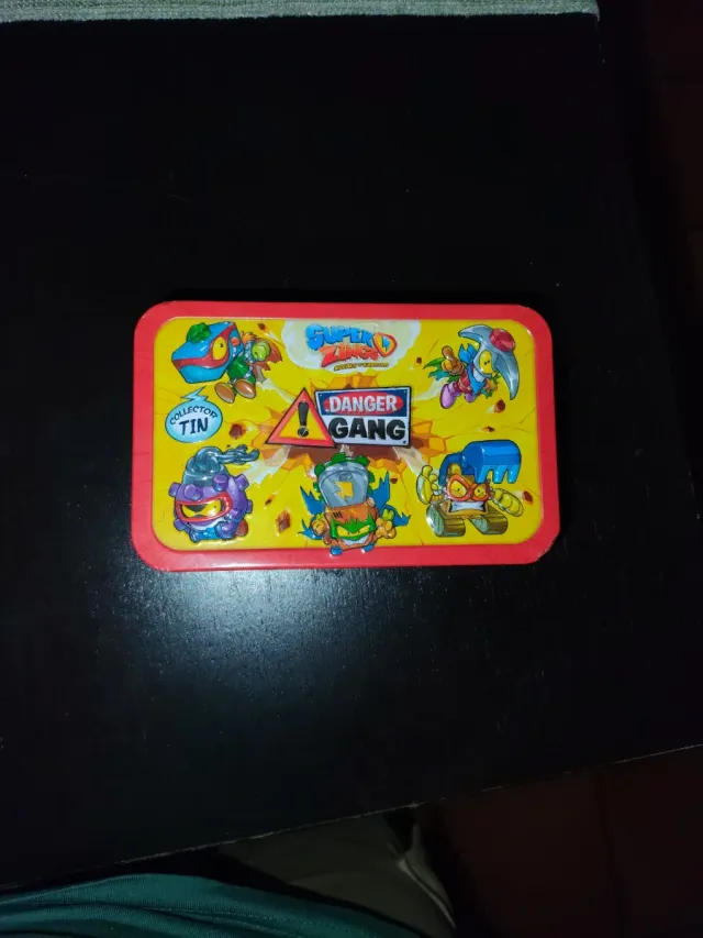 8 Figure Super Things con scatola metallica