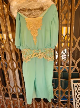 Vestido de fiesta turquesa con bordado dorado.