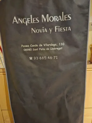 Vestido de fiesta turquesa con bordado dorado.