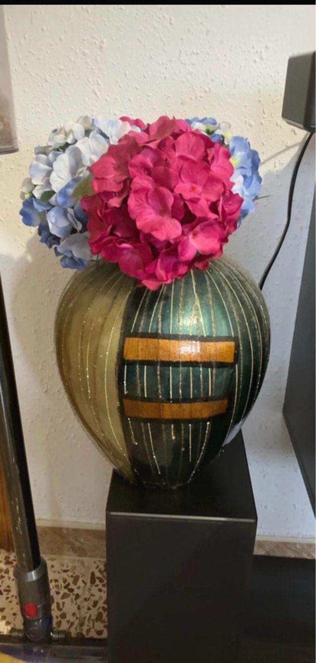 Jarrón bola decorativo con flores artificiales