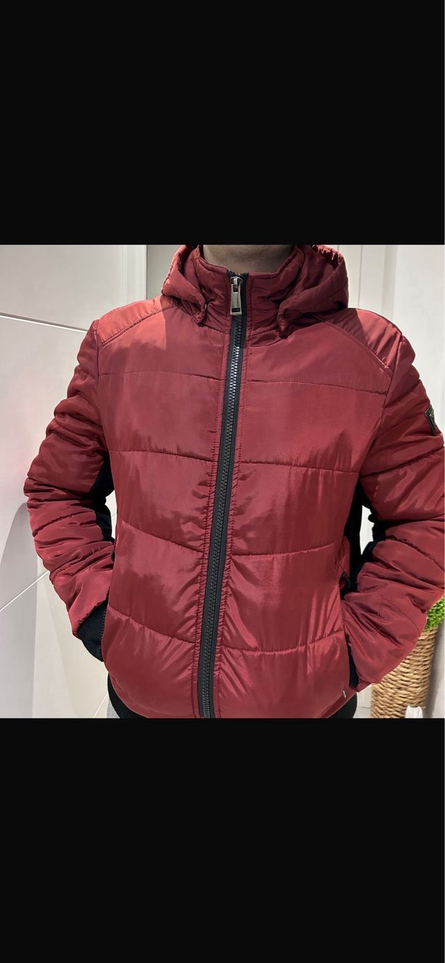 Chaqueta Guess Roja y Negra