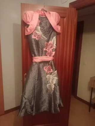 Vestido y chaqueta floral gris y rosa