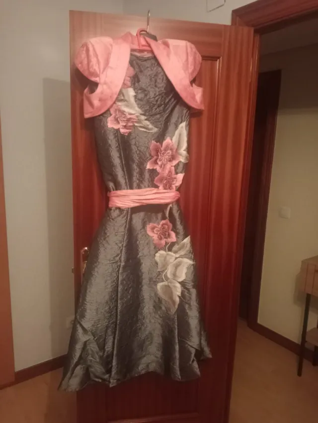 Vestido y chaqueta floral gris y rosa