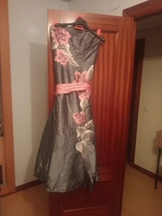 Vestido y chaqueta floral gris y rosa