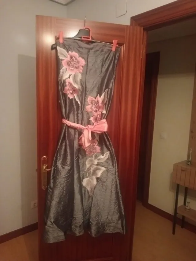 Vestido y chaqueta floral gris y rosa