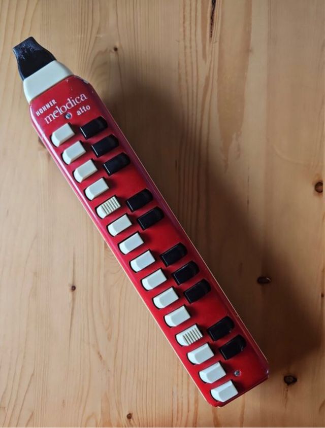 Hohner Melódica Alto Roja