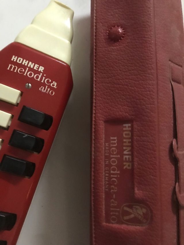 Hohner Melódica Alto Roja