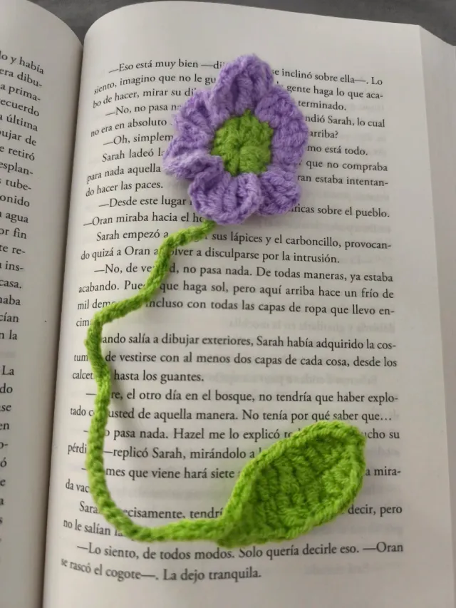 Marcapáginas flor crochet hecho a mano
