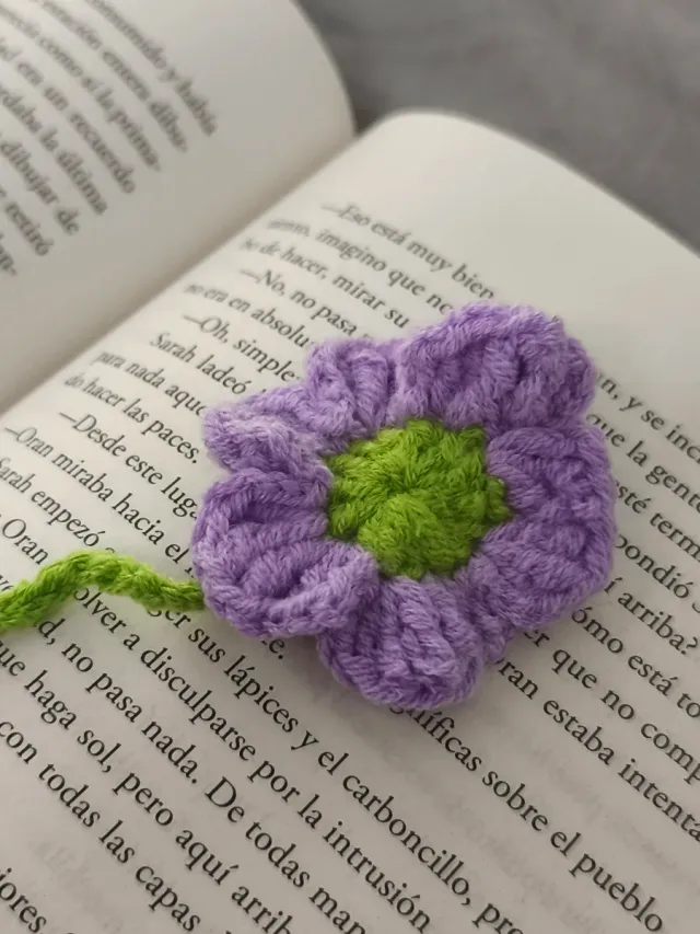 Marcapáginas flor crochet hecho a mano