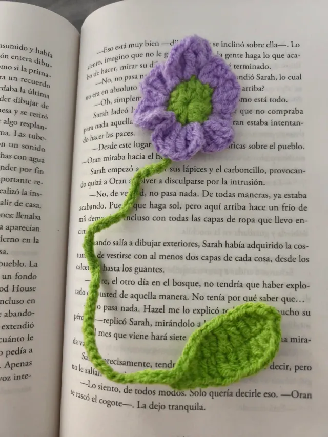 Marcapáginas flor crochet hecho a mano