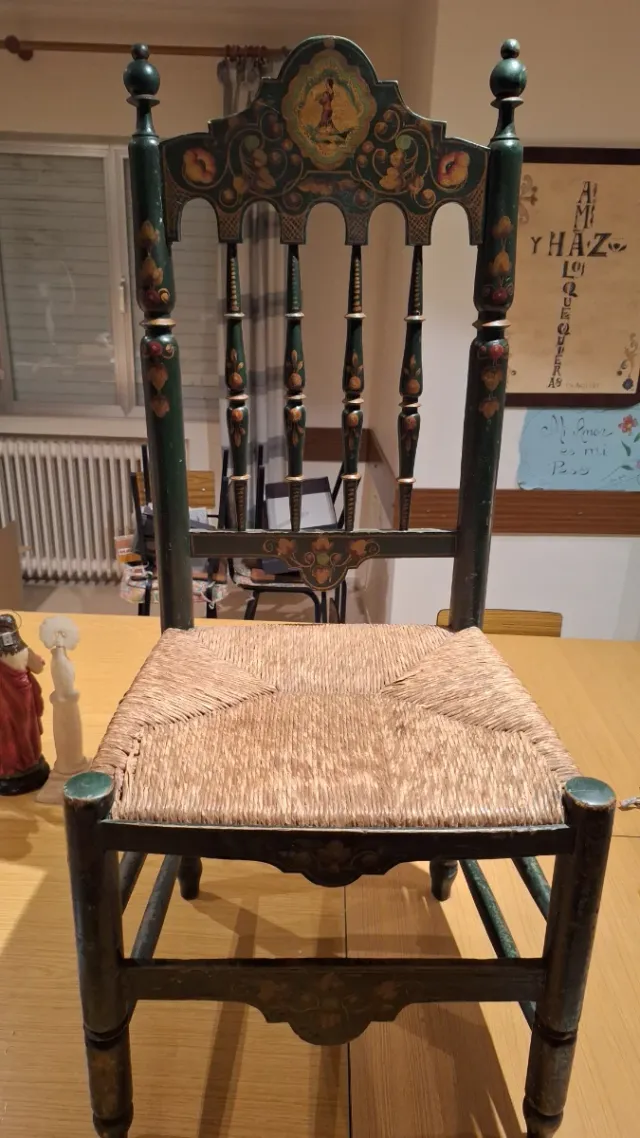 6 Sillas antigua pintada a mano Precio  NEGOCIABLE