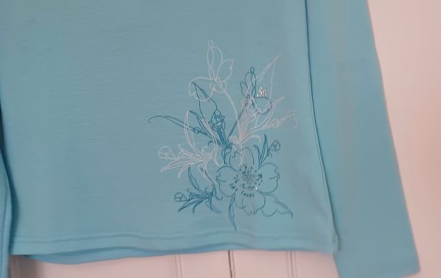 Camiseta manga larga con pedrería Talla M/L