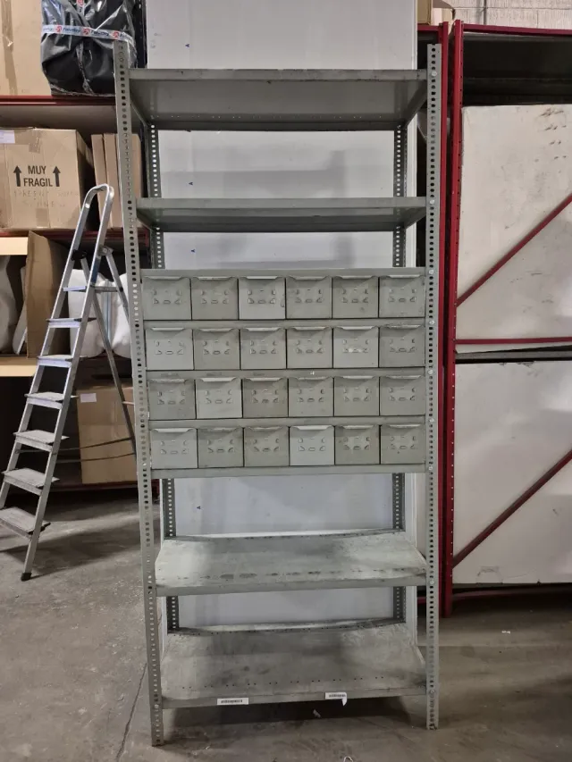 Estantería metálica con cajones