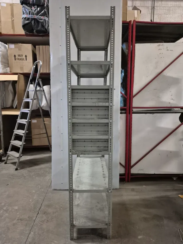 Estantería metálica con cajones