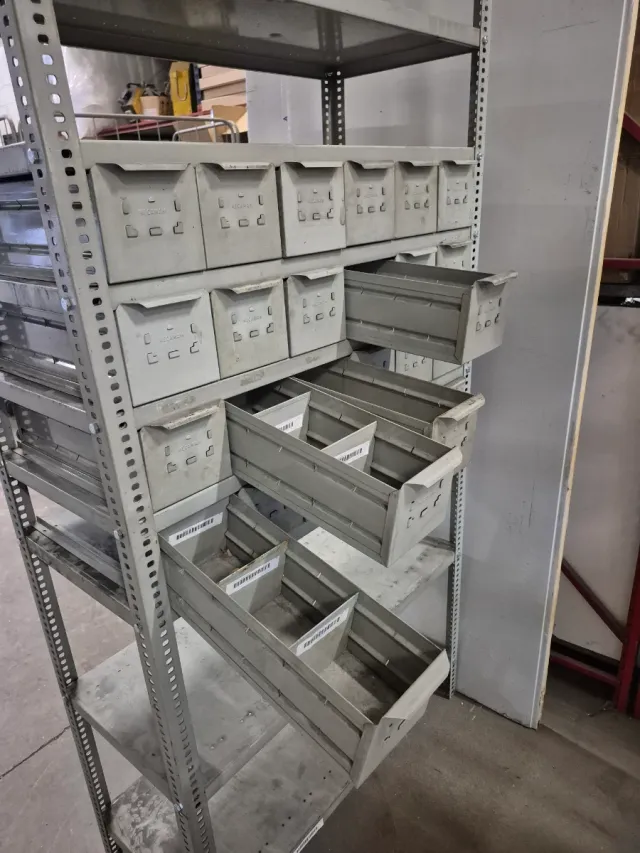 Estantería metálica con cajones