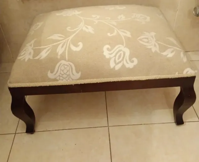 Escabel tapizado.Reposapies