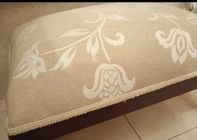 Escabel tapizado.Reposapies