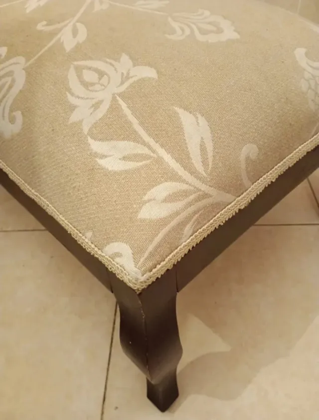 Escabel tapizado.Reposapies