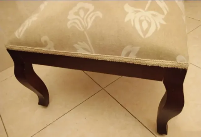 Escabel tapizado.Reposapies