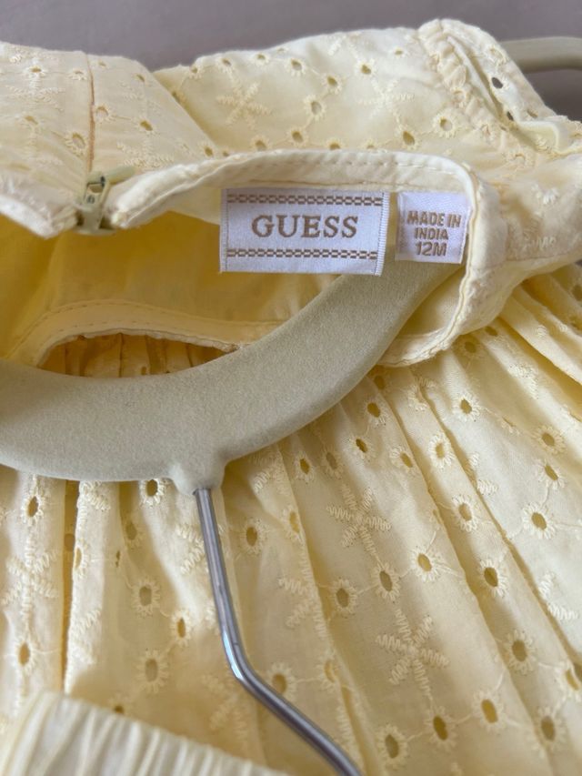 Vestido marca Mayoral y Guess.