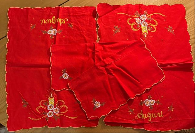 due Tovagliette colazione natalizi ricamati a mano