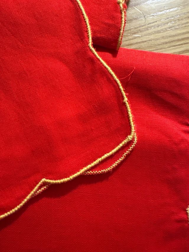 due Tovagliette colazione natalizi ricamati a mano