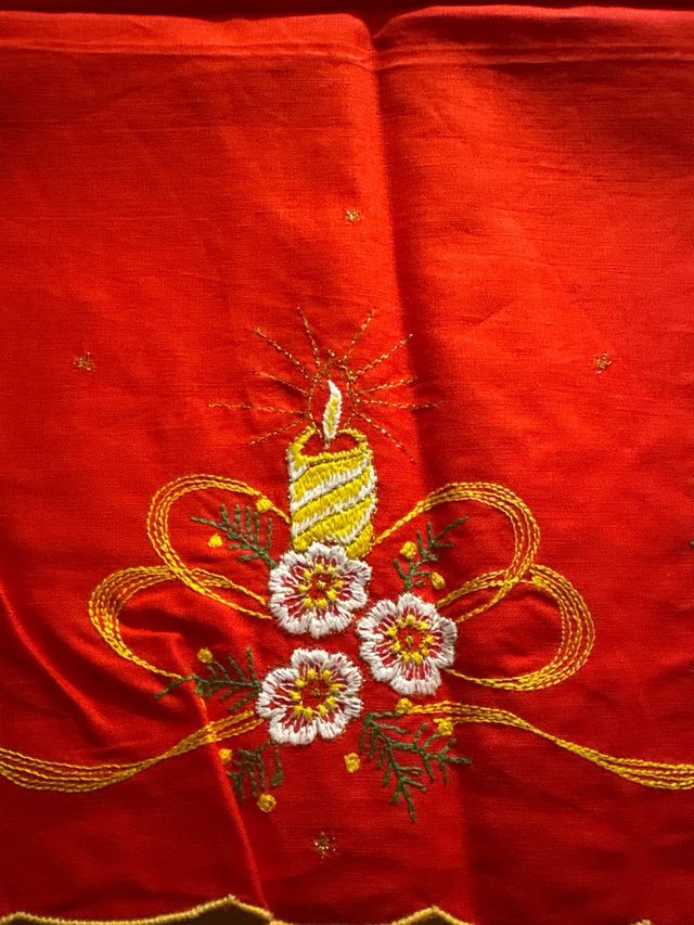 due Tovagliette colazione natalizi ricamati a mano