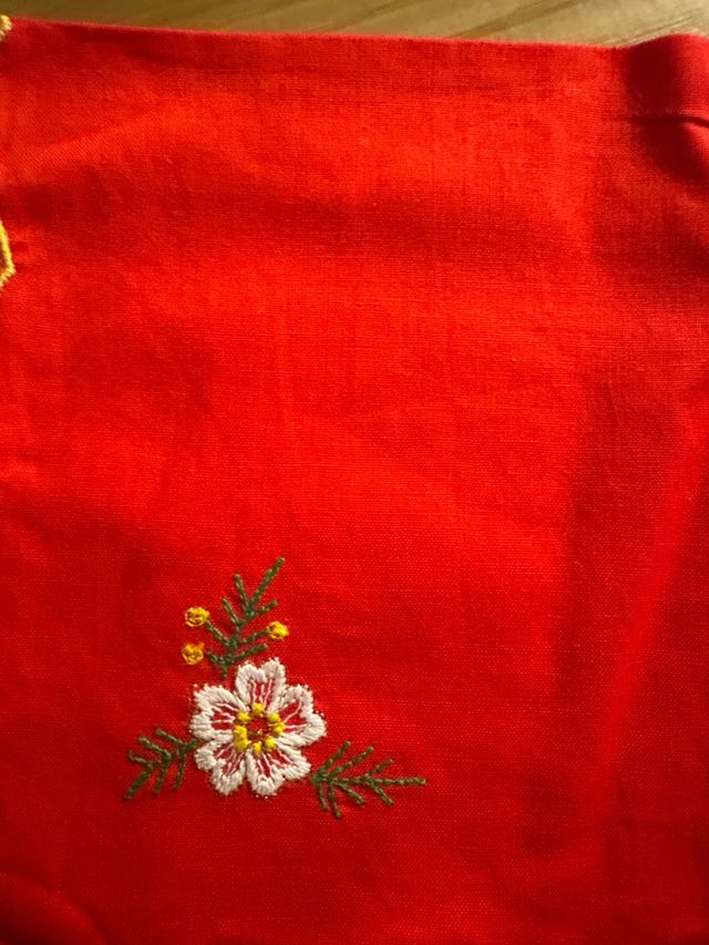 due Tovagliette colazione natalizi ricamati a mano