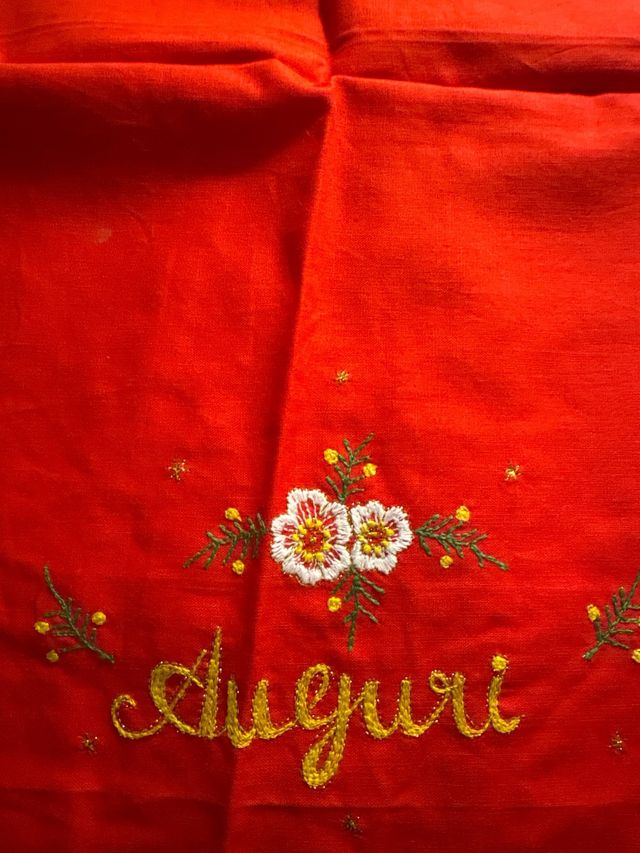 due Tovagliette colazione natalizi ricamati a mano