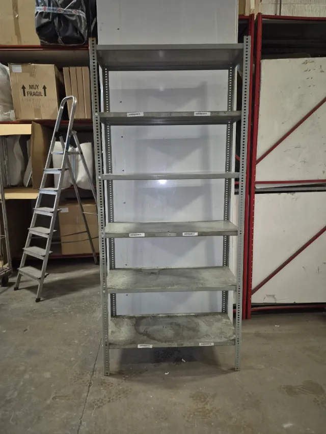 Estantería metálica gris