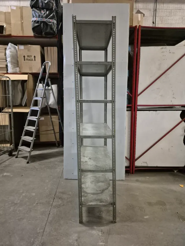 Estantería metálica gris