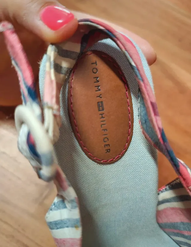 Cuñas Tommy Hilfiger cuadros rojo