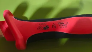 Navaja electricista aislada corte curvo