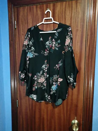 Blusa Stradivarius floral negra talla L