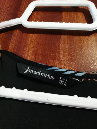 Blusa Stradivarius floral negra talla L