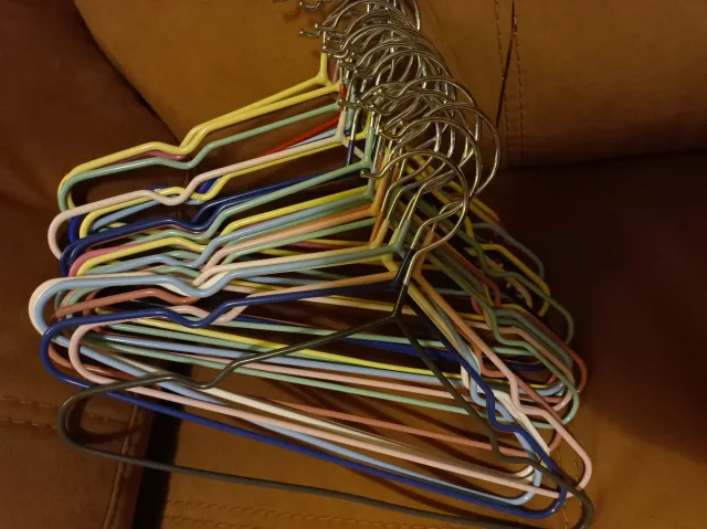 Lote de 27 perchas infantiles de metal y plástico