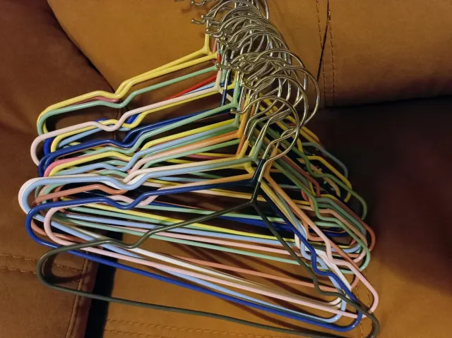 Lote de 27 perchas infantiles de metal y plástico