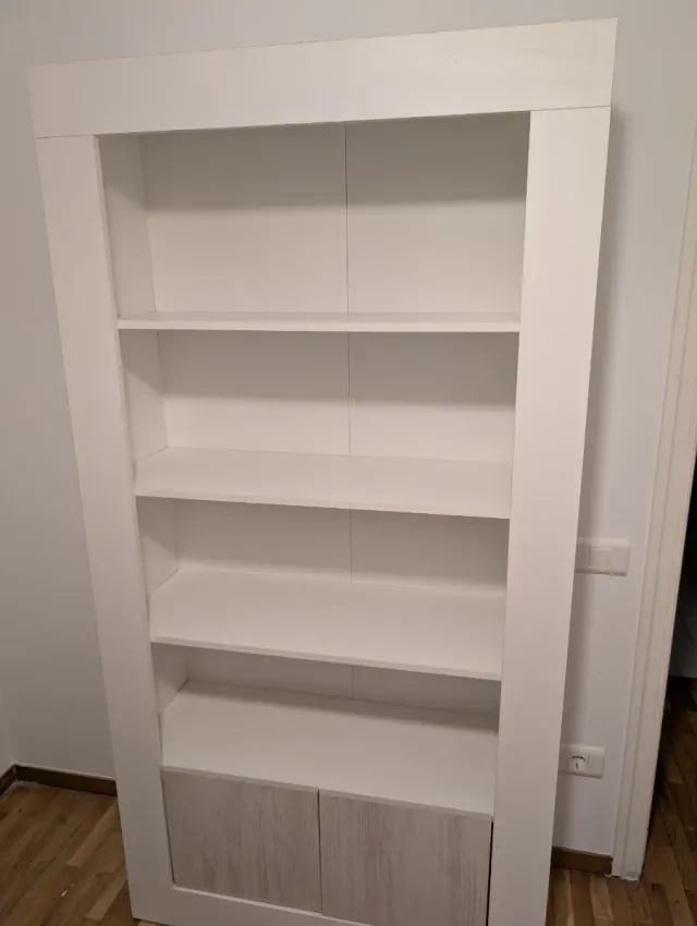 Librería blanca y madera