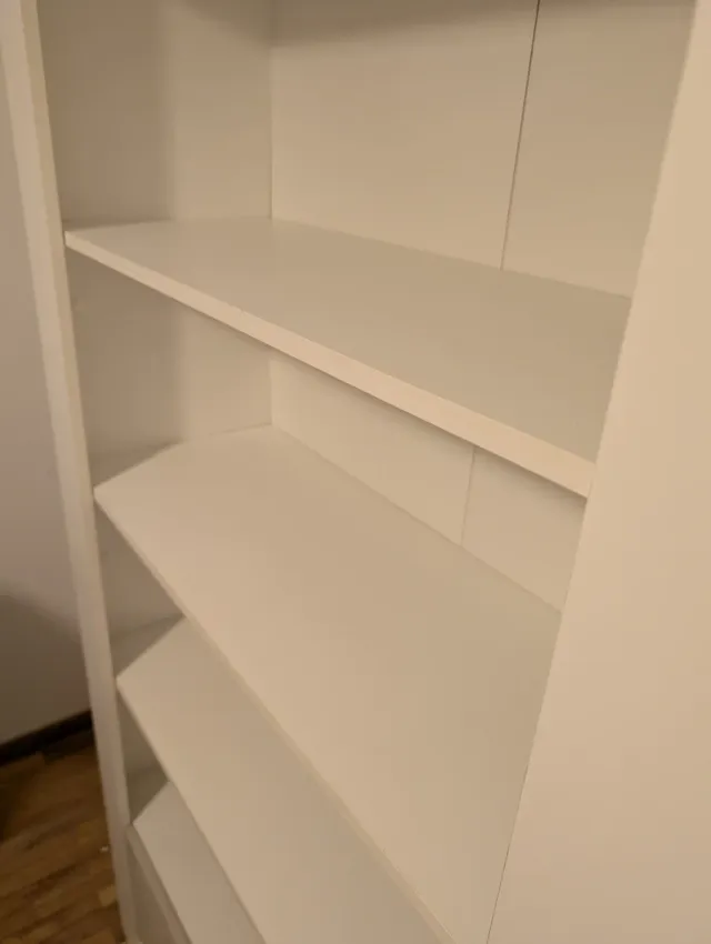 Librería blanca y madera